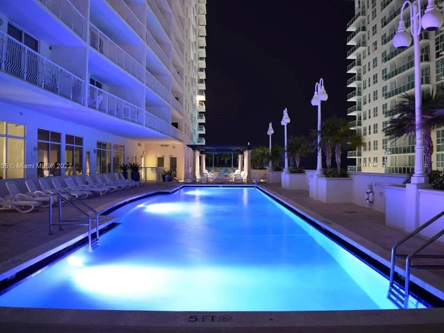 1200 Brickell Bay Dr, Miami FL 33131