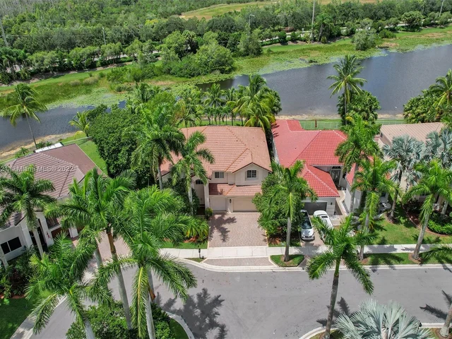 2547 Hunters Run Way, Weston FL 33327