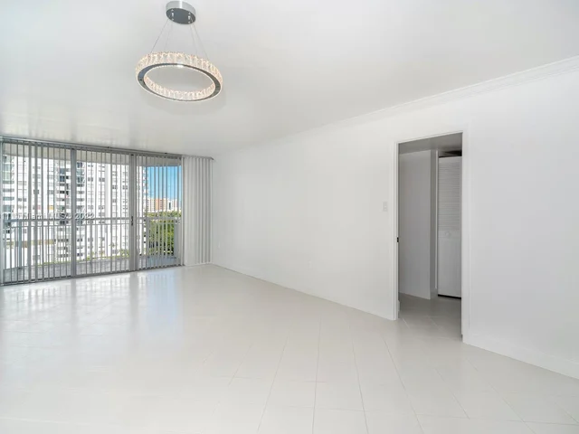 18071 Biscayne Blvd # 702, Aventura FL 33160