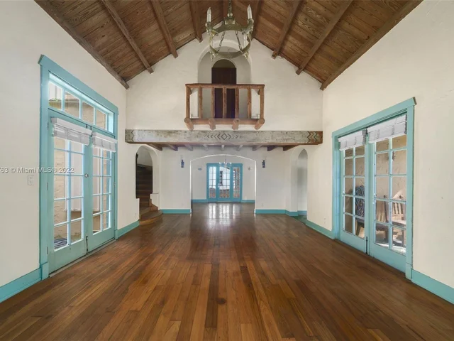 5208 Alton Rd, Miami Beach FL 33140