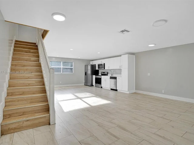 242 SW 9th St # 2, Dania Beach FL 33004