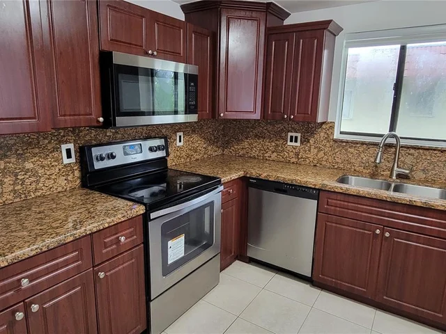 303 Lakeview Dr # 202, Weston FL 33326