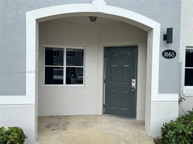 1660 SE 30th St, Homestead FL 33035