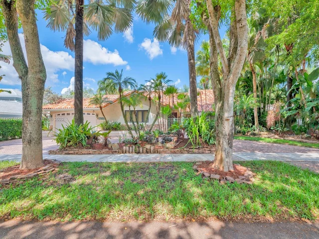 15820 Kingsmoor Way, Miami Lakes FL 33014