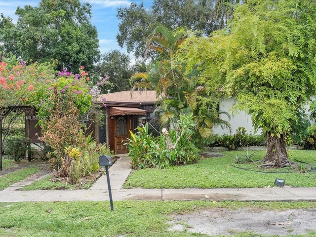 17501 NE 8th Pl, Miami FL 33162