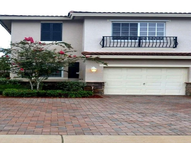 221 Las Brisas Cir, Weston FL 33326