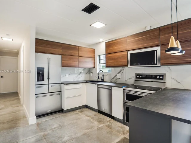 3375 NW 49th St, Miami FL 33142