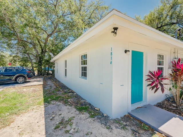 1814 NW 93rd St # 1814, Miami FL 33147