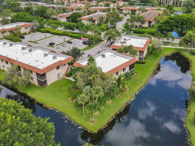 389 Lakeview Dr # 202, Weston FL 33326