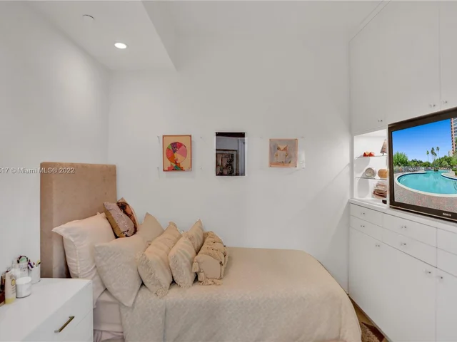 60 Edgewater Dr # 3A, Coral Gables FL 33133