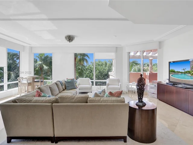 60 Edgewater Dr # 3A, Coral Gables FL 33133