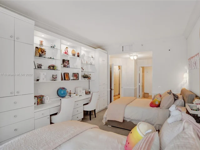 60 Edgewater Dr # 3A, Coral Gables FL 33133