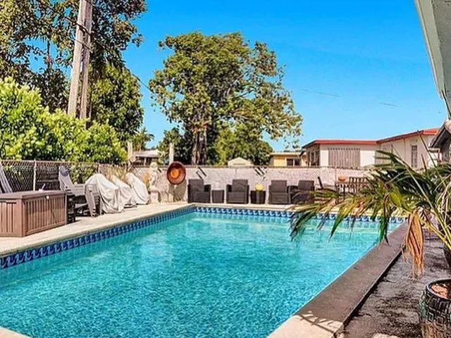 1100 NW 89th St, Miami FL 33150