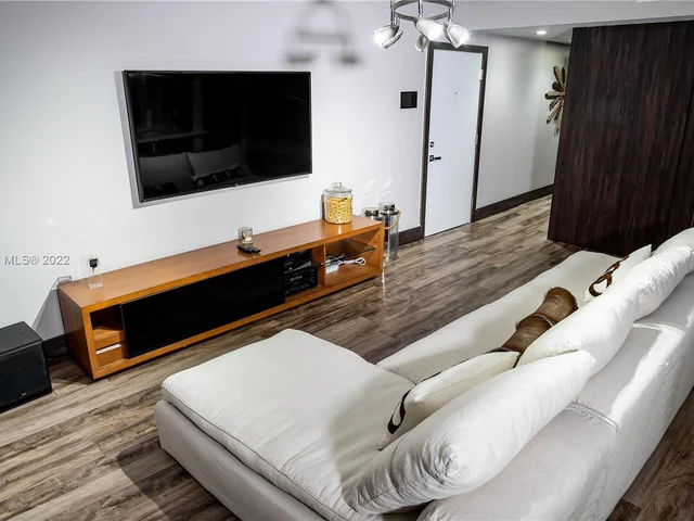 610 8th St # 101, Miami Beach FL 33139