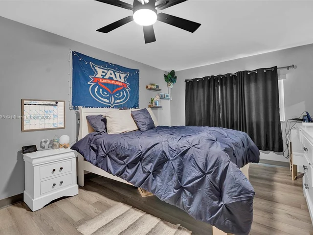 809 Fairway Dr, Plantation FL 33317