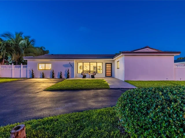 2741 NE 45th St, Lighthouse Point FL 33064