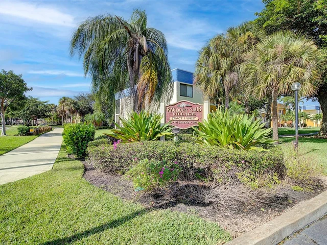 165 Lakeview Dr # 201, Weston FL 33326