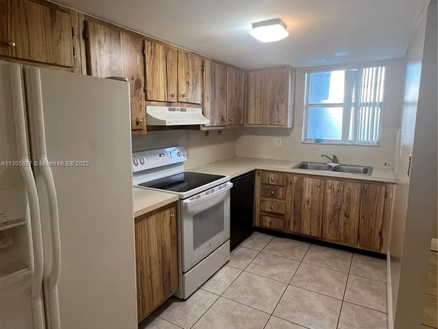 9371 Fontainebleau Blvd # I220, Miami FL 33172