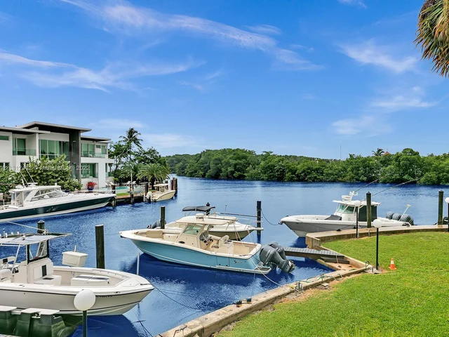 6901 Edgewater Dr # 215, Coral Gables FL 33133