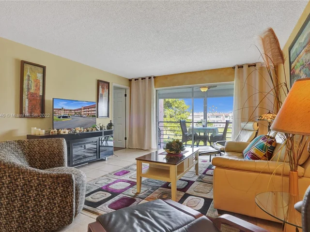 9521 Sunrise Lakes Blvd # 304, Sunrise FL 33322