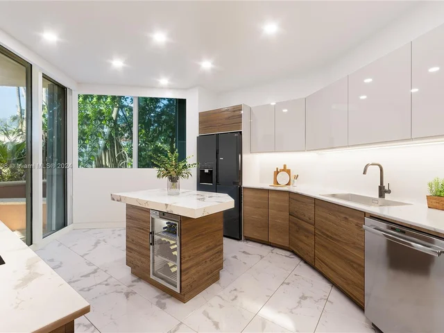 300 S Pointe Dr # 303, Miami Beach FL 33139