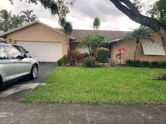 8540 SW 28th St, Davie FL 33328