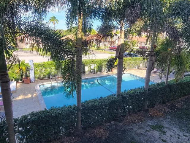 1100 NE 1st Ct # 215, Hallandale Beach FL 33009
