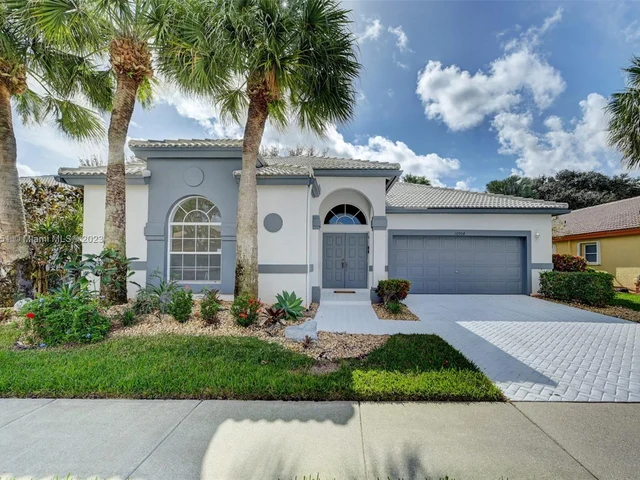 10904 Royal Caribbean Cir, Boynton Beach FL 33437