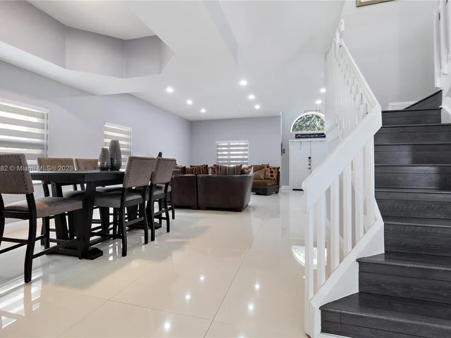 1040 NW 185th Ter, Pembroke Pines FL 33029