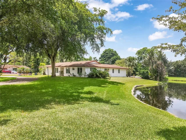 11121 SW 40th Ct, Davie FL 33328