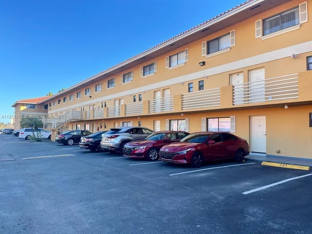 180 Royal Palm Rd # 219, Hialeah Gardens FL 33016
