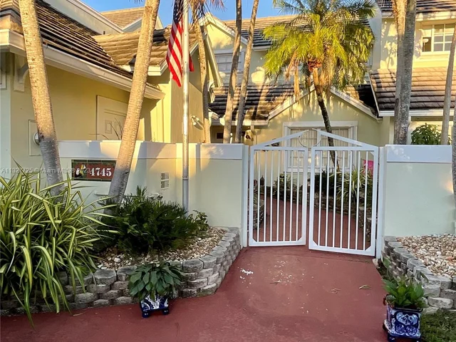 4745 NW 98th Pl, Doral FL 33178