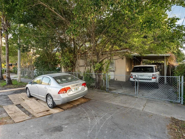 2700 SW 28th Ct, Miami FL 33133