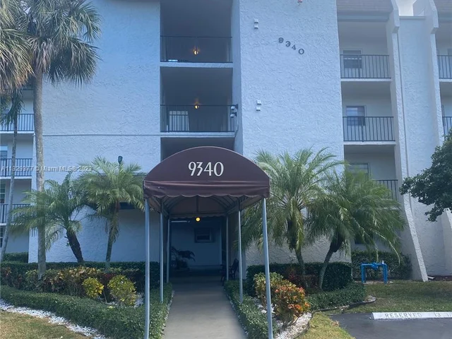 9340 Lagoon Pl # 210, Davie FL 33324