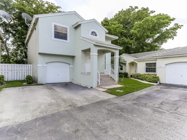 9922 NW 2nd St, Plantation FL 33324