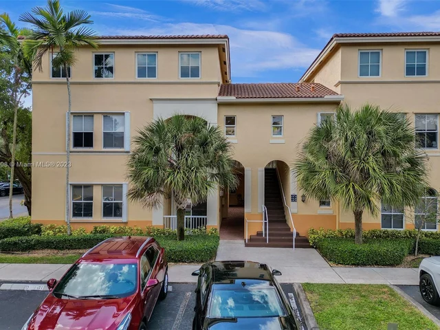 130 Jacaranda Country Club Dr # 100, Plantation FL 33324