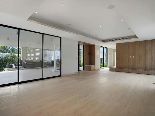 7621 NE 8th Ave, Miami FL 33138