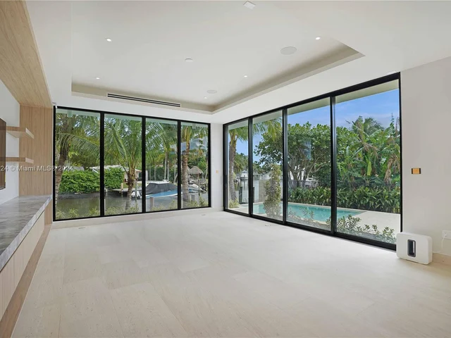 7621 NE 8th Ave, Miami FL 33138