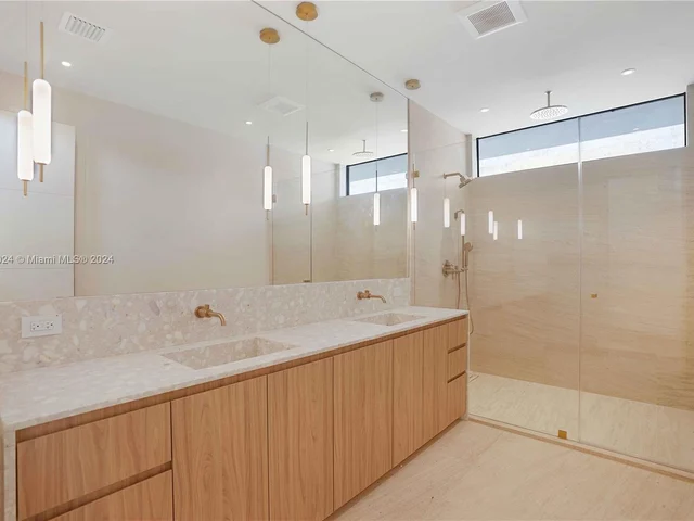 7621 NE 8th Ave, Miami FL 33138