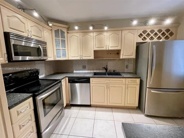 415 Lakeview Dr # 202, Weston FL 33326