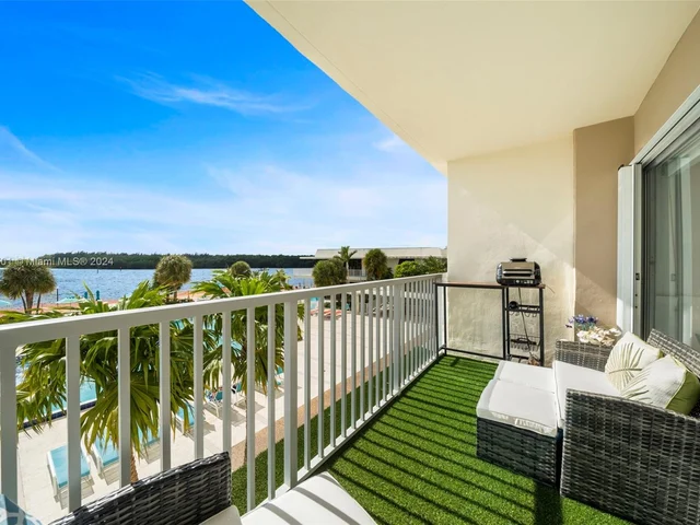 300 Bayview Dr # 210, Sunny Isles Beach FL 33160