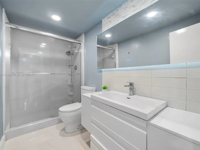 300 Bayview Dr # 210, Sunny Isles Beach FL 33160