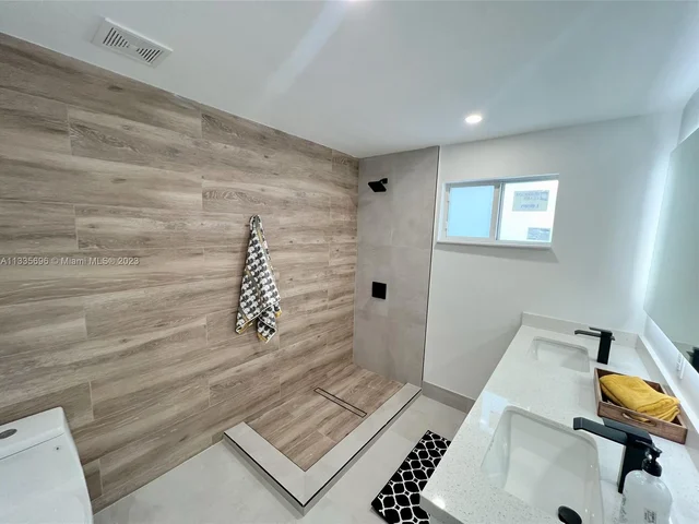 520 NE 135th St, North Miami FL 33161