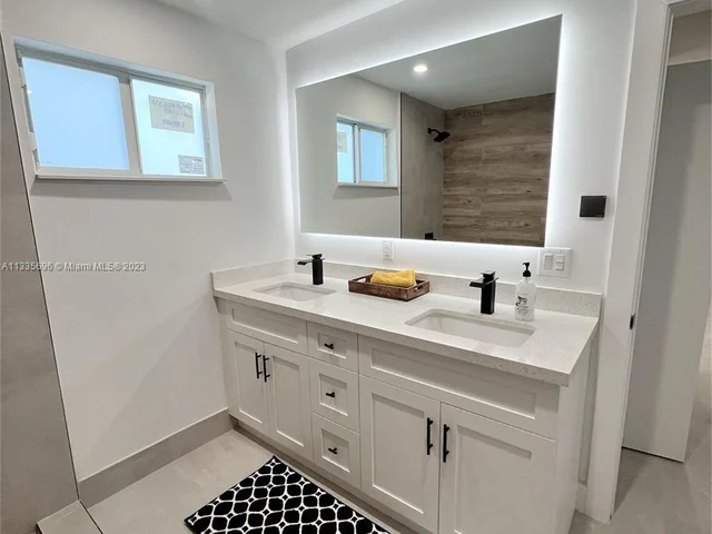 520 NE 135th St, North Miami FL 33161