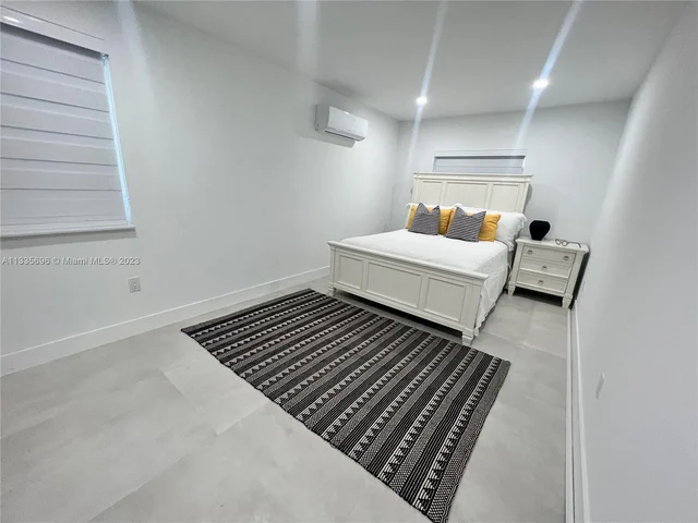 520 NE 135th St, North Miami FL 33161