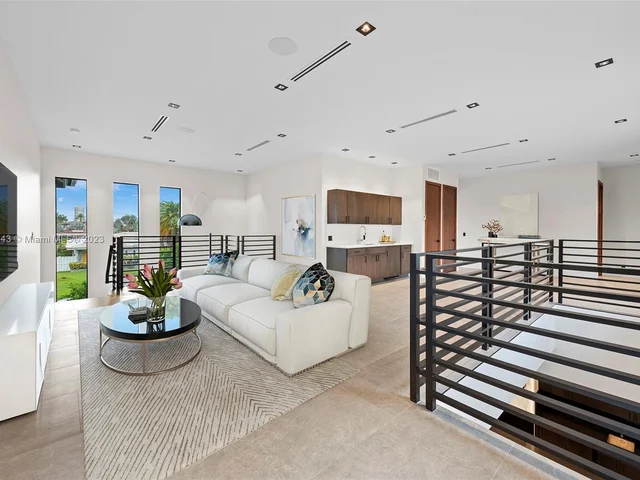 461 Poinciana Dr, Hallandale Beach FL 33009