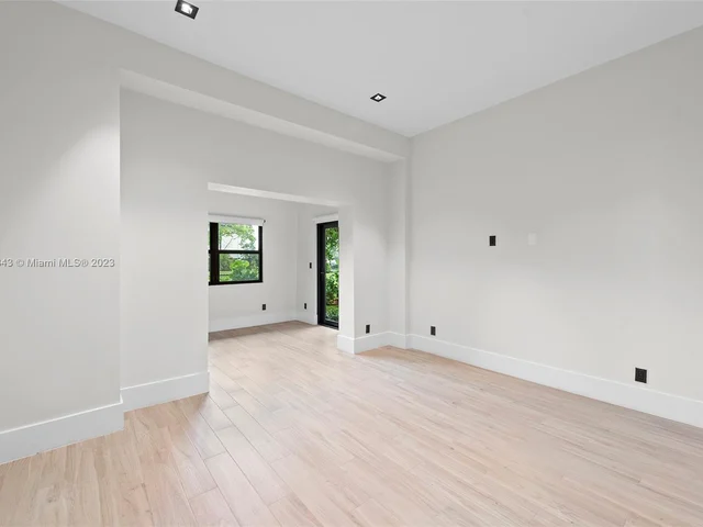 461 Poinciana Dr, Hallandale Beach FL 33009