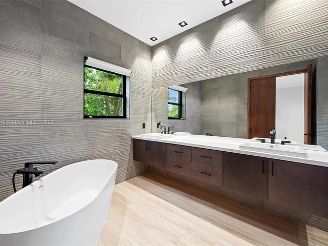 461 Poinciana Dr, Hallandale Beach FL 33009