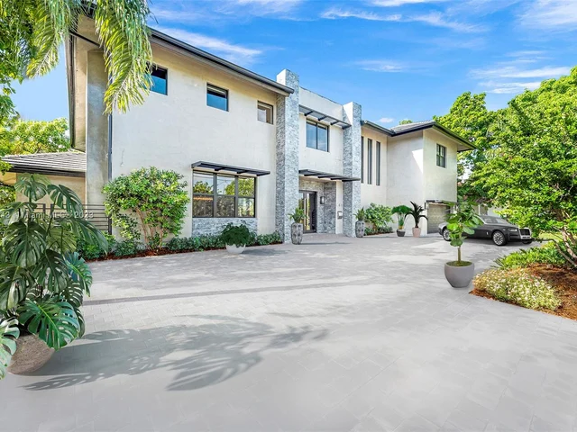 461 Poinciana Dr, Hallandale Beach FL 33009