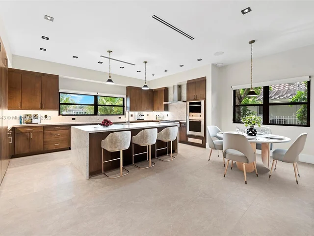 461 Poinciana Dr, Hallandale Beach FL 33009